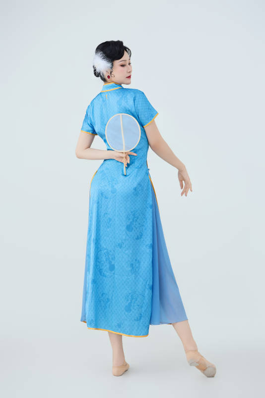 穿着中国中式旗袍表演舞蹈的美丽舞者图片