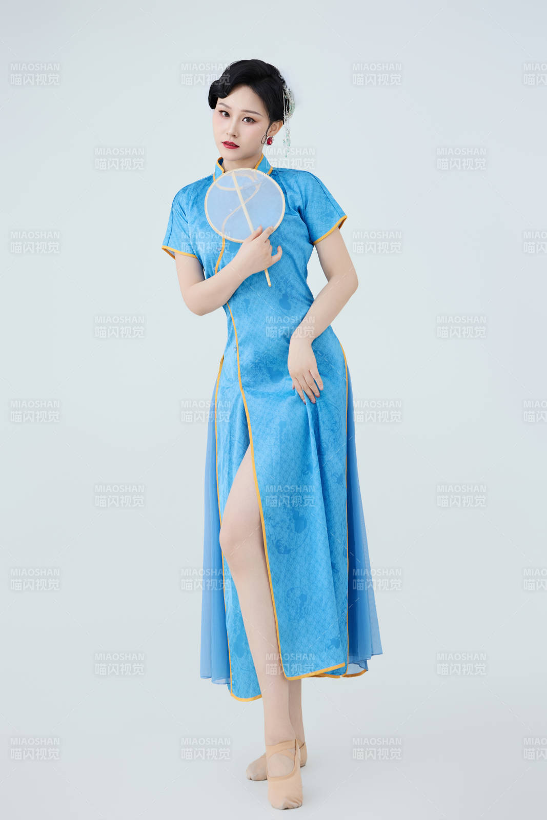 穿着中国中式旗袍表演舞蹈的美丽舞者图片