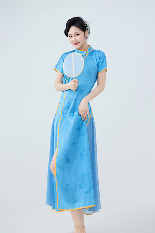 穿着中国中式旗袍表演舞蹈的美丽舞者图片