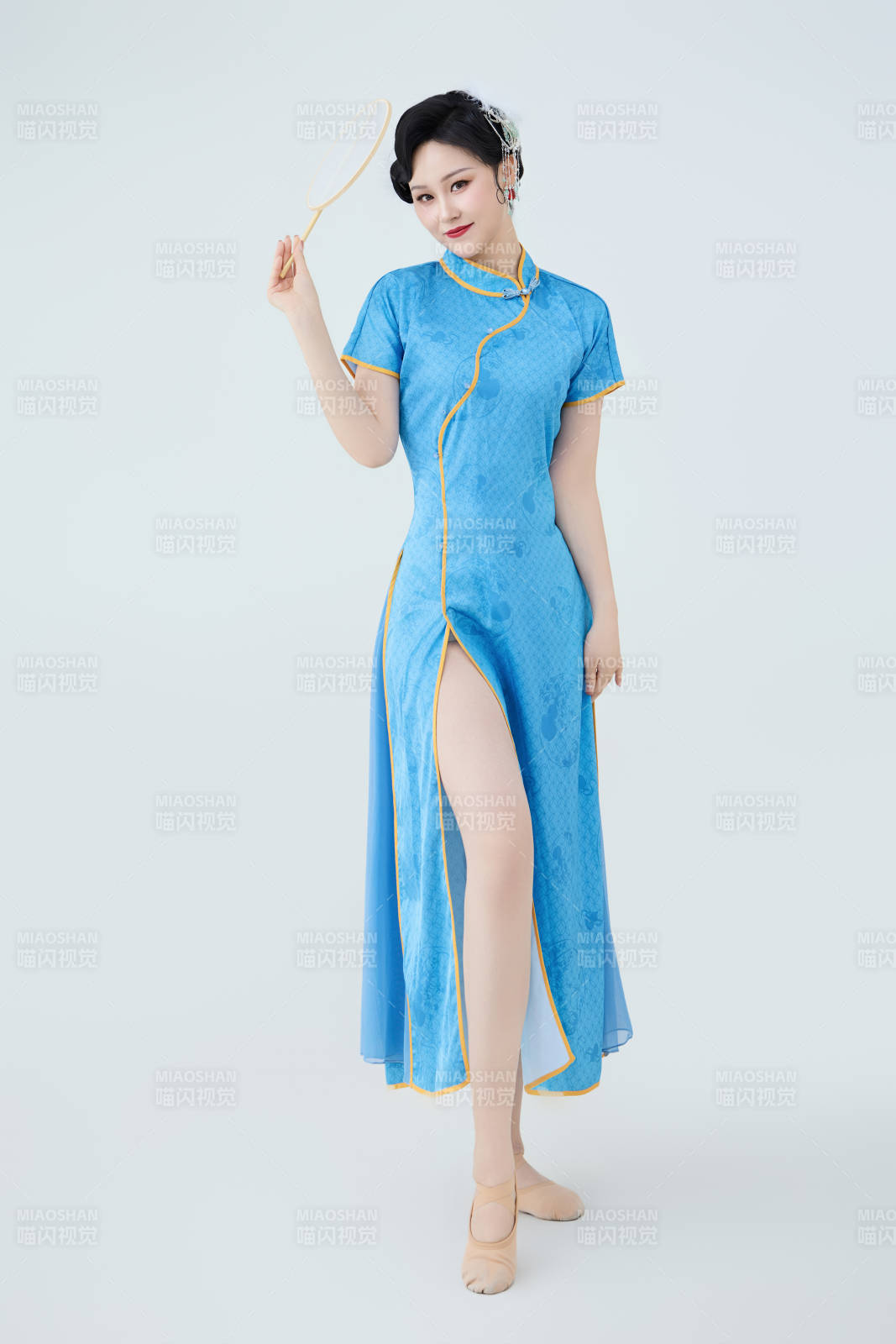 穿着中国中式旗袍表演舞蹈的美丽舞者图片