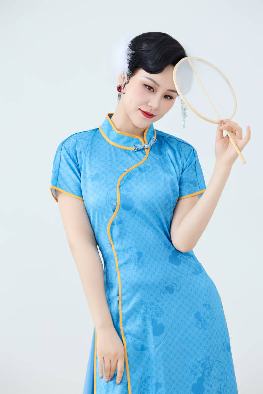 穿着中国中式旗袍表演舞蹈的美丽舞者图片