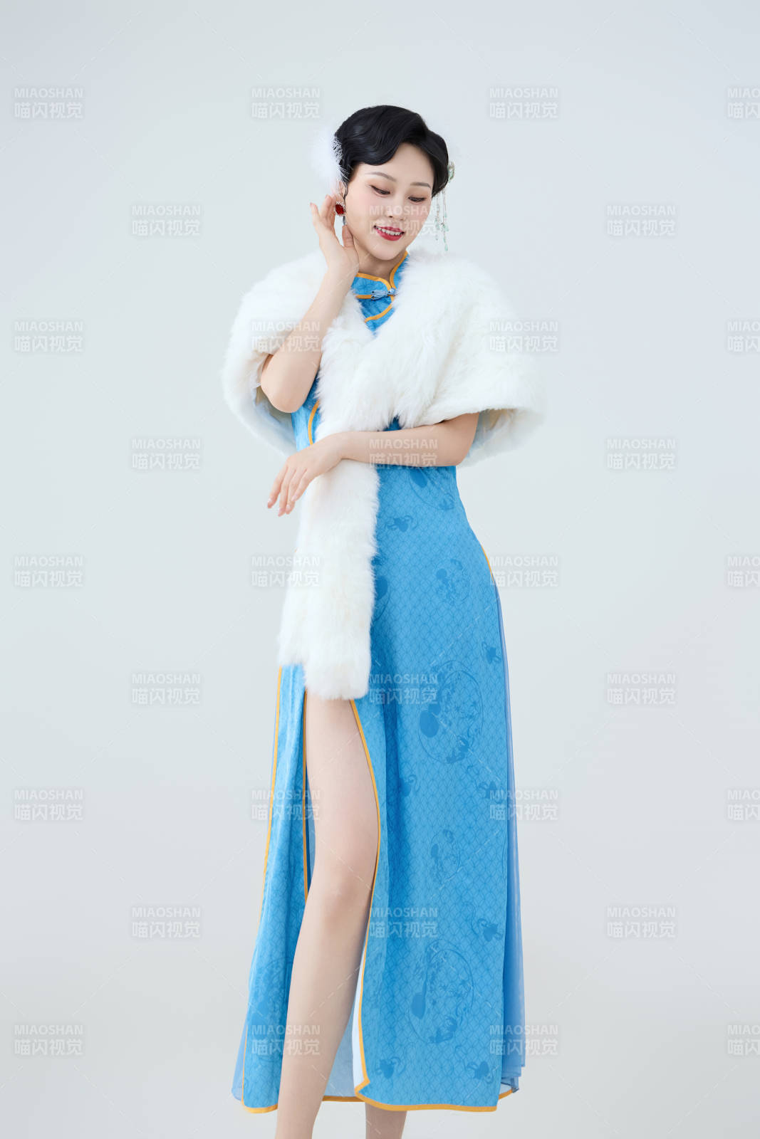 穿着中国中式旗袍表演舞蹈的美丽舞者图片