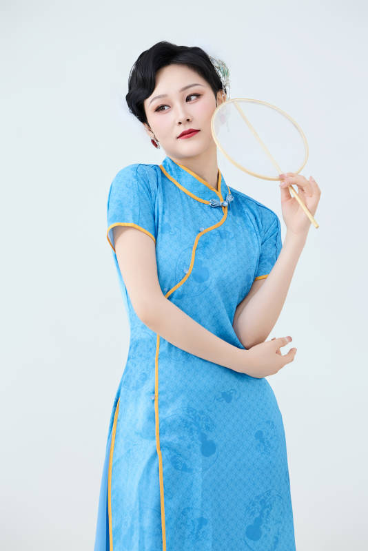 穿着中国中式旗袍表演舞蹈的美丽舞者图片