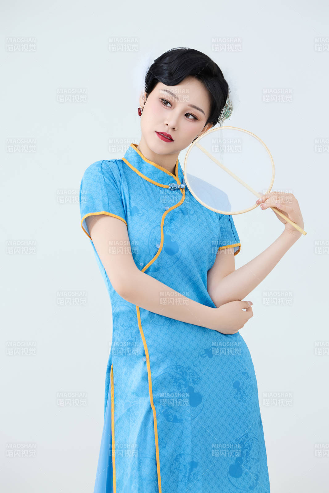 穿着中国中式旗袍表演舞蹈的美丽舞者图片