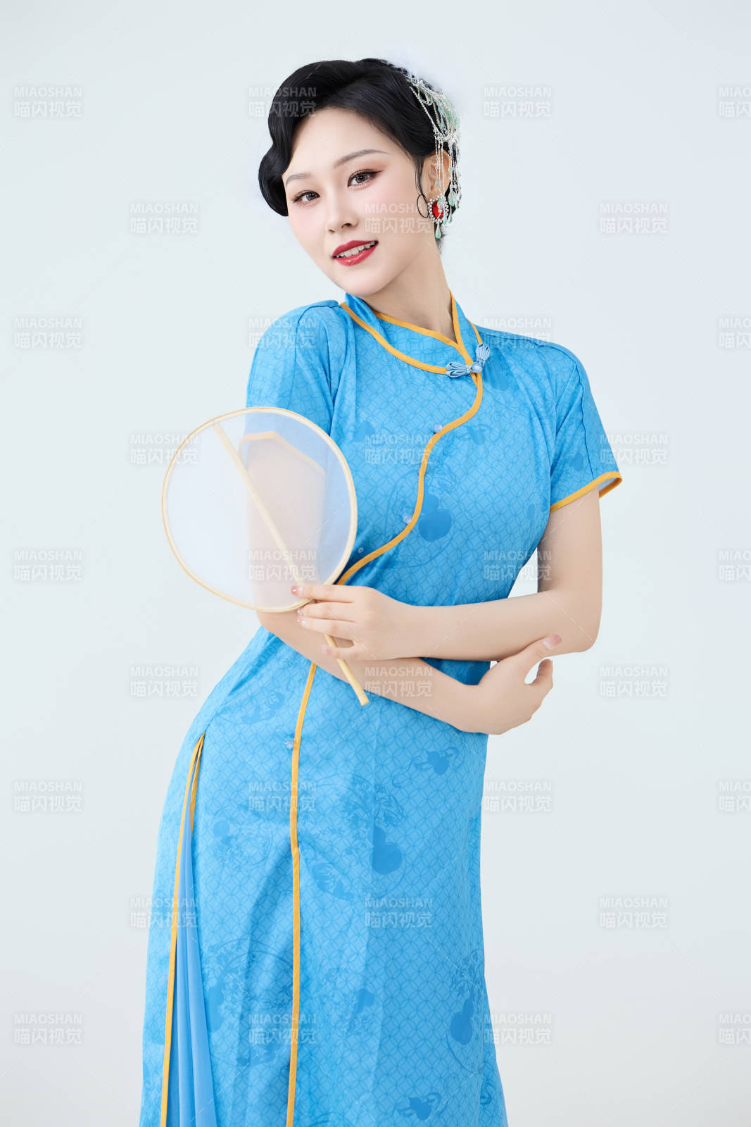 穿着中国中式旗袍表演舞蹈的美丽舞者图片