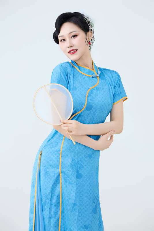 穿着中国中式旗袍表演舞蹈的美丽舞者图片