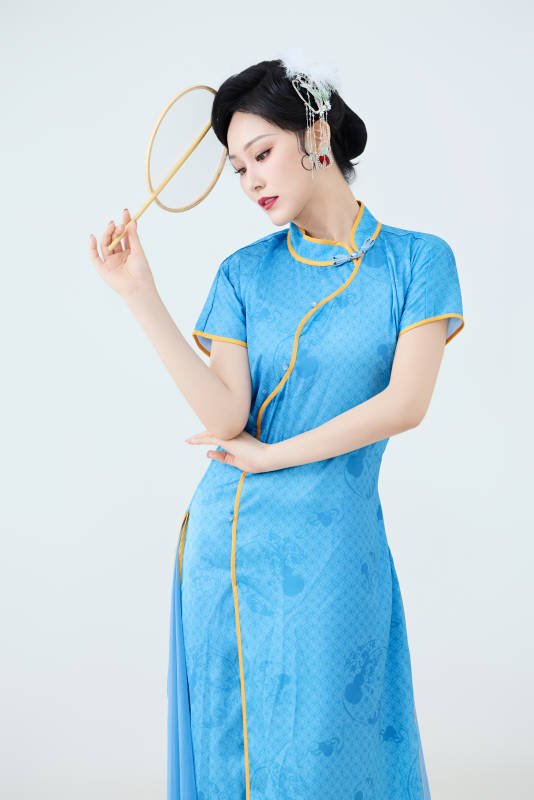 穿着中国中式旗袍表演舞蹈的美丽舞者图片