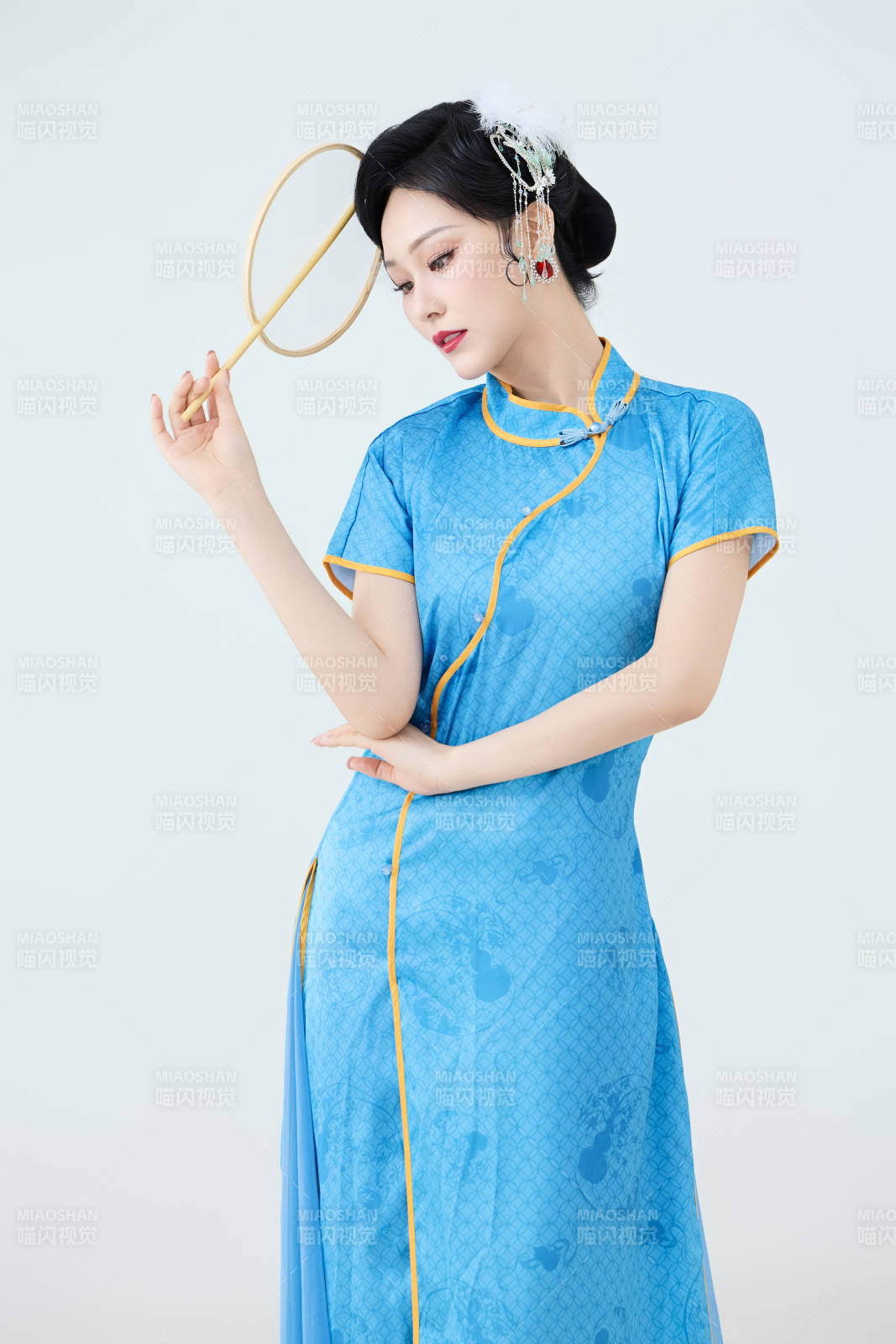 穿着中国中式旗袍表演舞蹈的美丽舞者图片