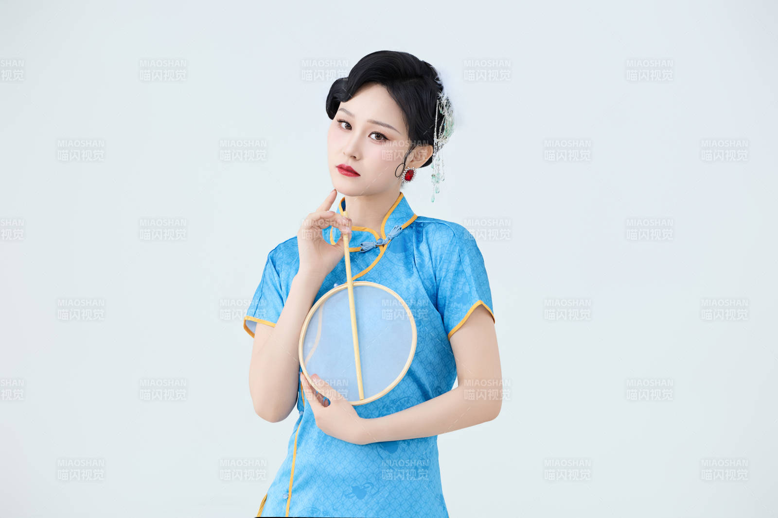 穿着中国中式旗袍表演舞蹈的美丽舞者图片