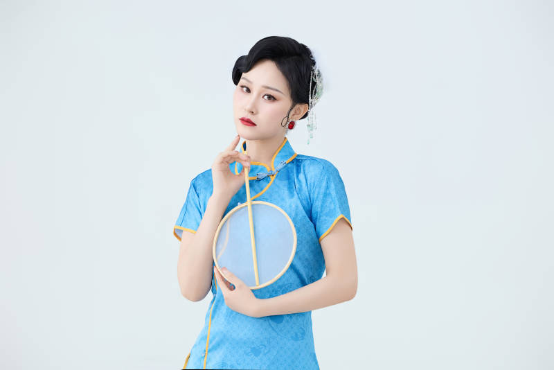 穿着中国中式旗袍表演舞蹈的美丽舞者图片