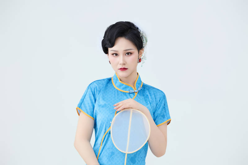 穿着中国中式旗袍表演舞蹈的美丽舞者图片