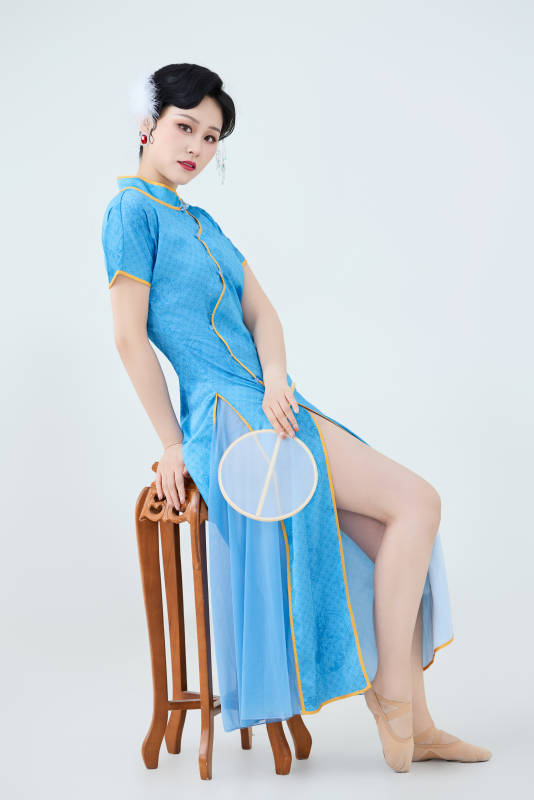 穿着中国中式旗袍表演舞蹈的美丽舞者图片