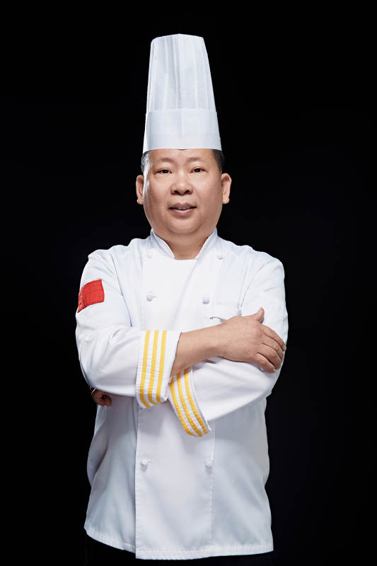 黑色背景下的酒店行政主厨形象图片