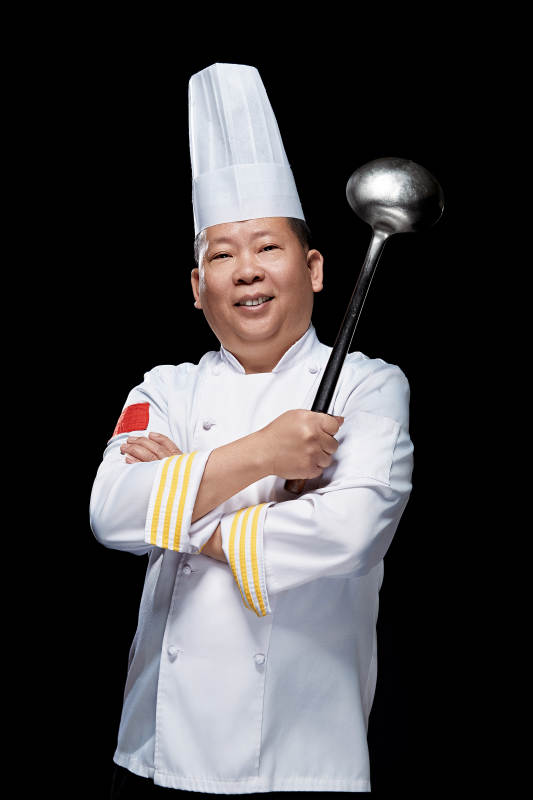 手拿大勺的酒店厨师长人物形象展示图片