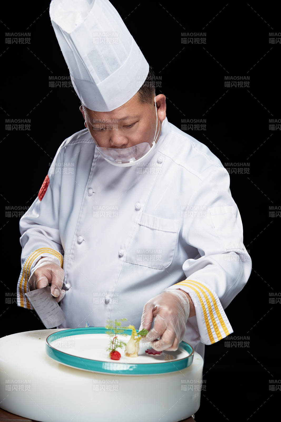 在案板上精心切配美味佳肴的厨师图片