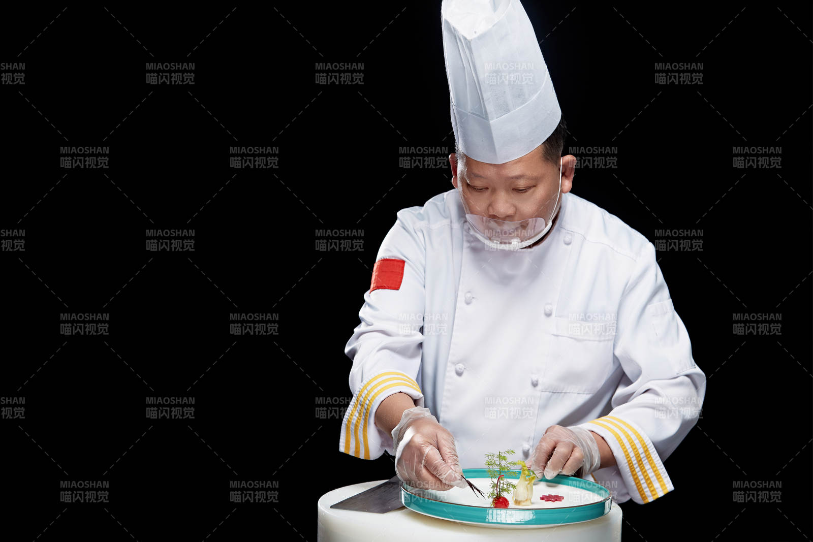 在案板上精心切配美味佳肴的厨师图片