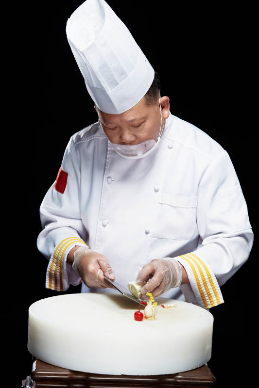 在案板上精心切配美味佳肴的厨师图片