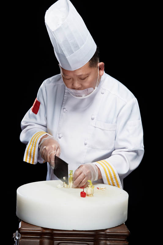 在案板上精心切配美味佳肴的厨师图片