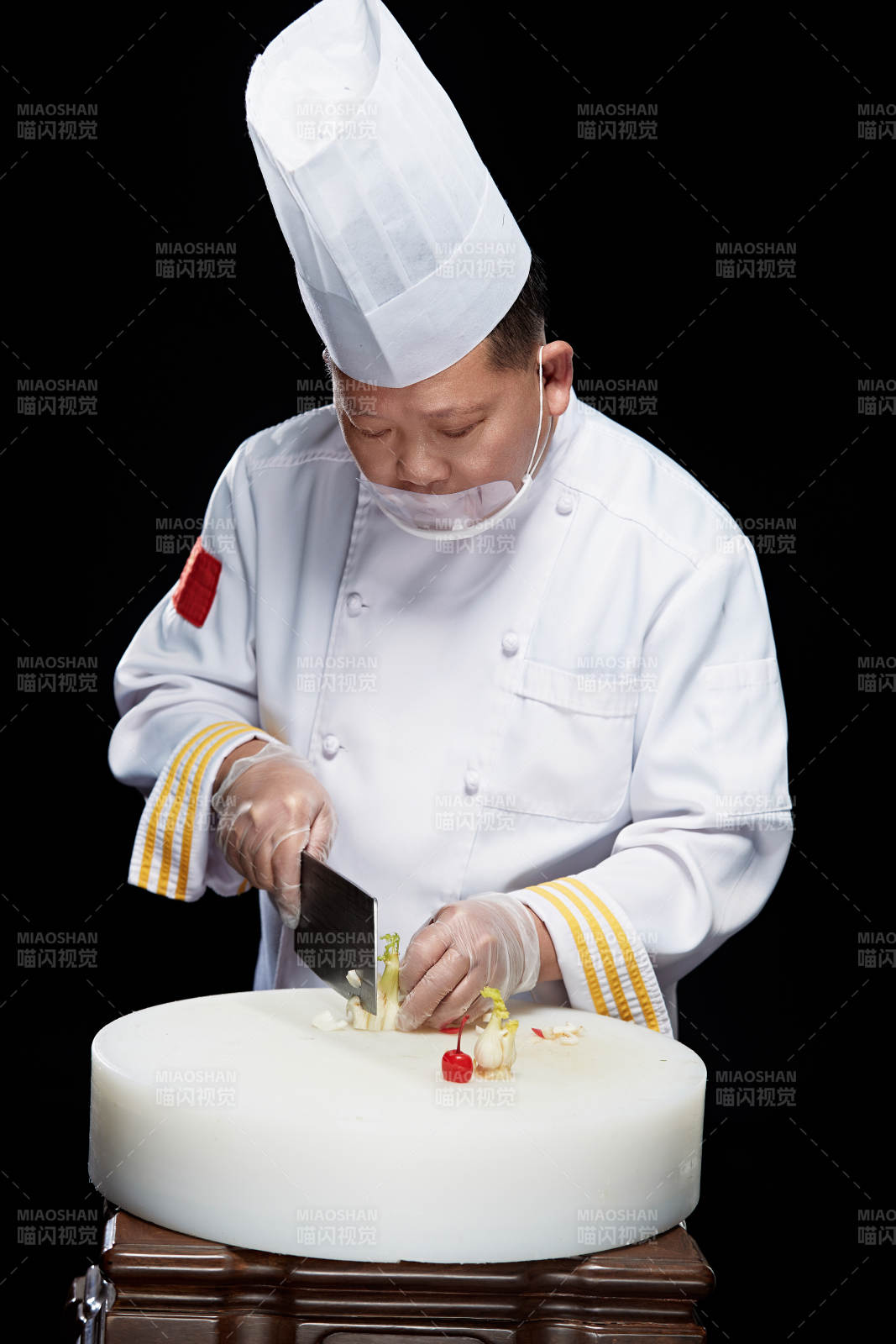 在案板上精心切配美味佳肴的厨师图片