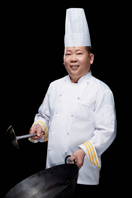 手拿大勺炒锅的酒店厨师长人物形象展示图片
