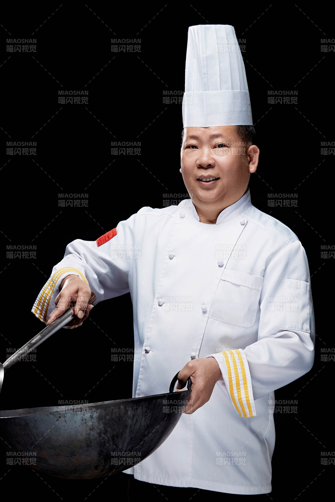 手拿大勺炒锅的酒店厨师长人物形象展示图片