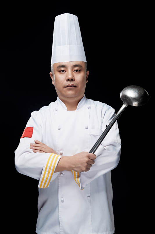 手拿大勺的酒店厨师人物形象展示图片