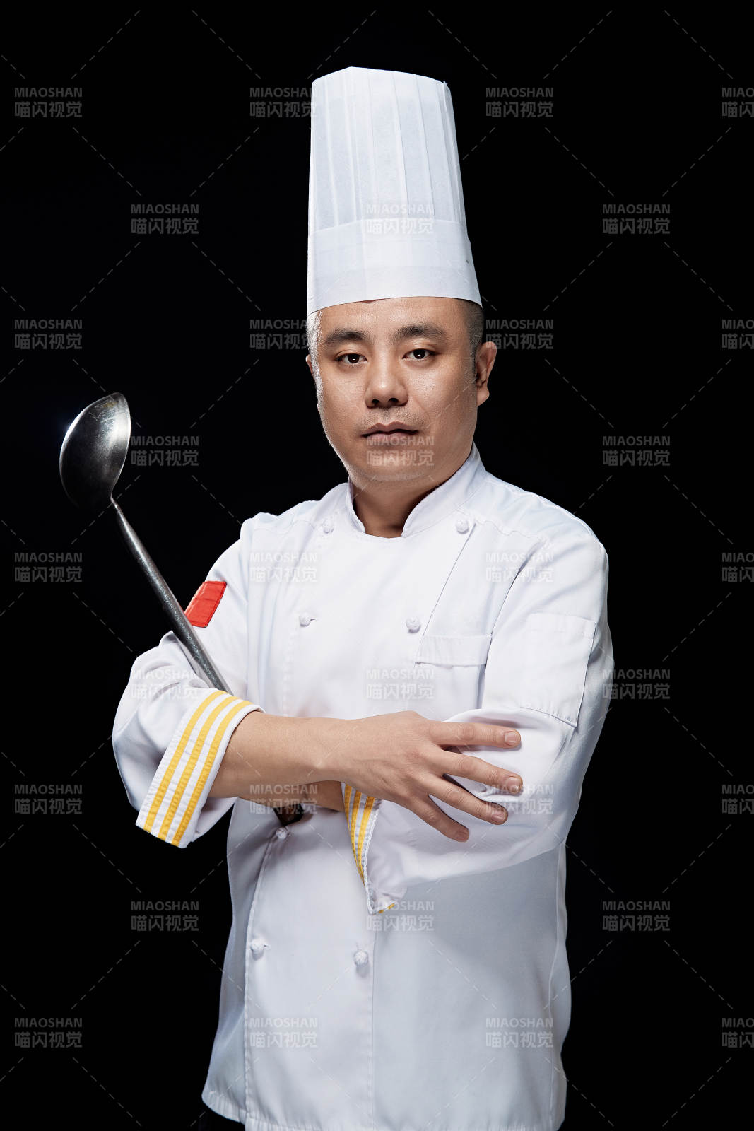 手拿大勺的酒店厨师人物形象展示图片