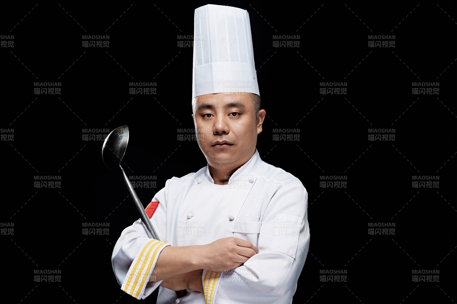 手拿大勺的酒店厨师人物形象展示图片