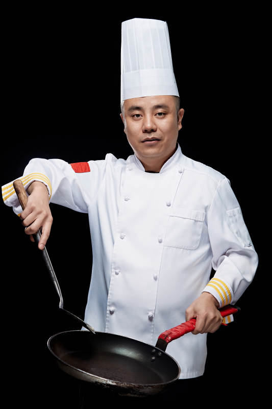 手拿锅铲炒锅的酒店厨师人物形象展示图片