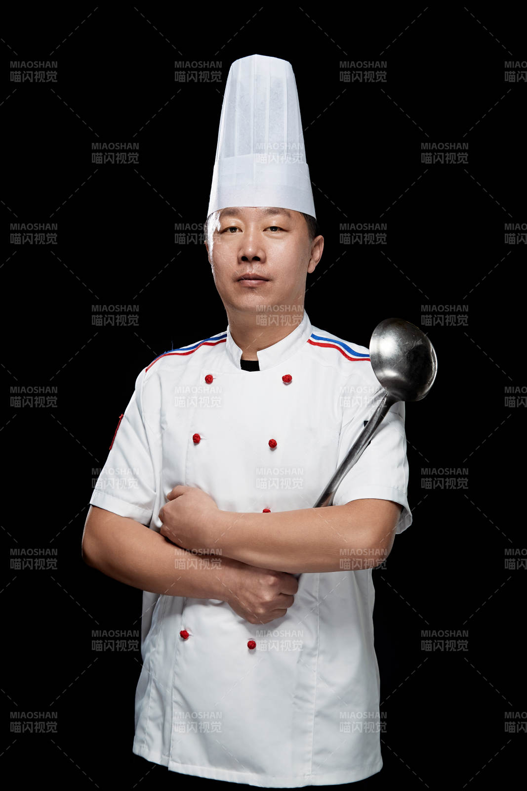 手拿大勺的酒店厨师长人物形象展示图片