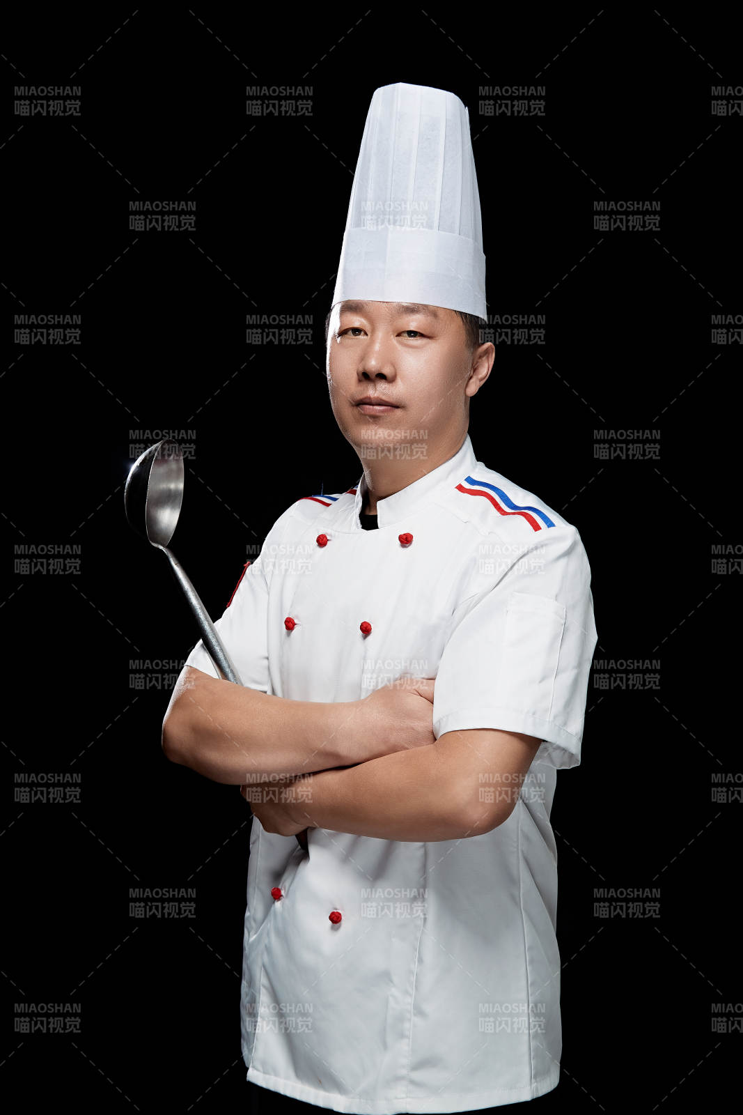 手拿大勺的酒店厨师长人物形象展示图片