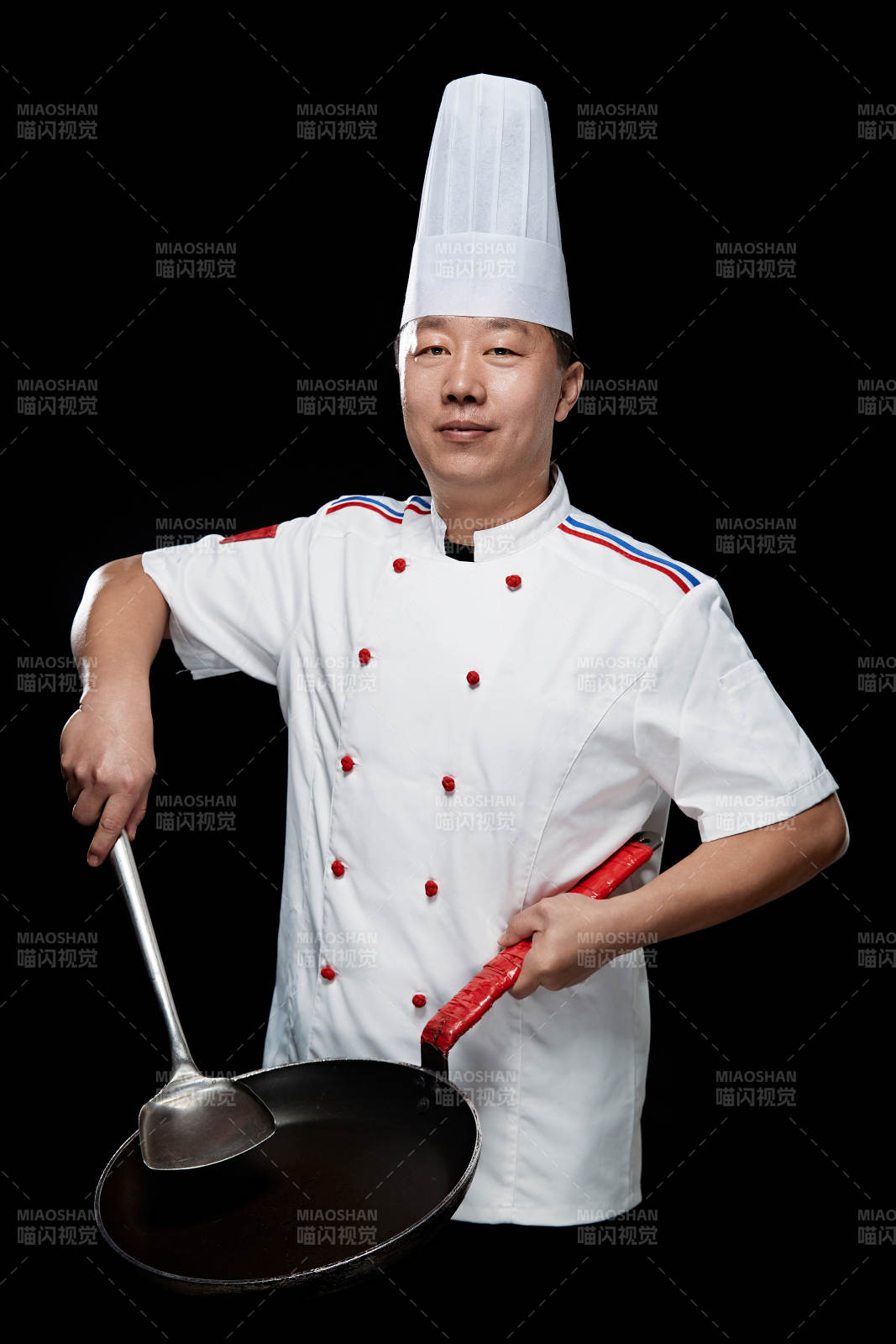 手拿锅铲炒锅的酒店厨师人物形象展示图片