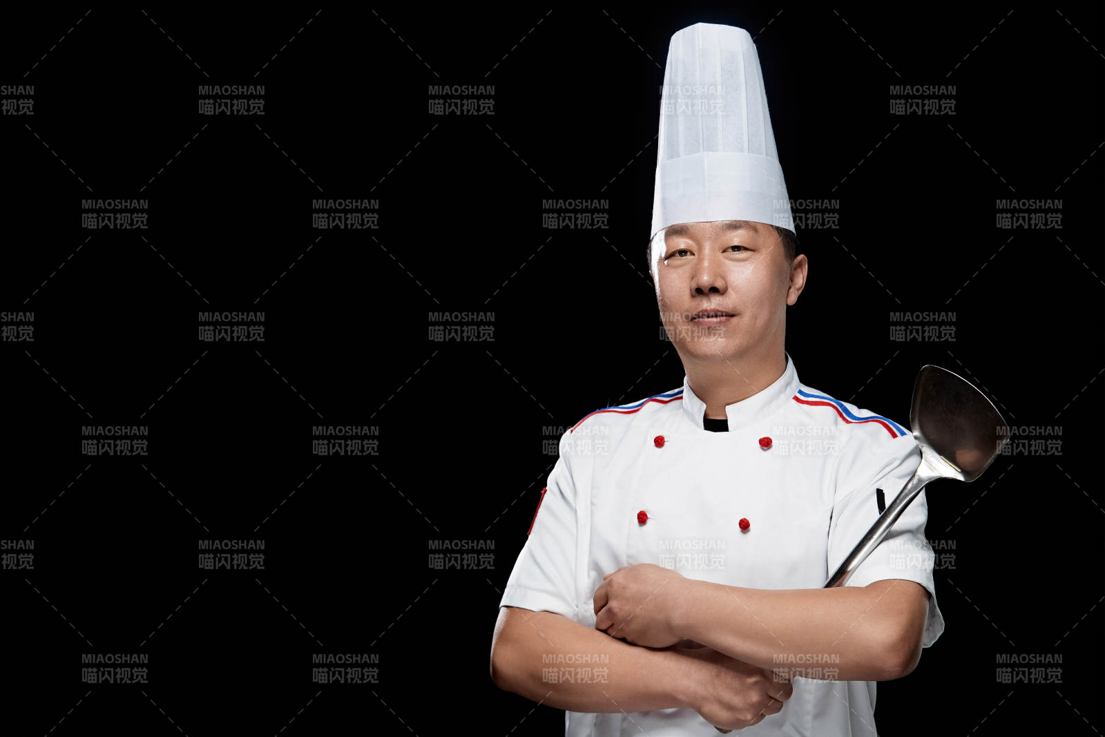 手拿锅铲的酒店厨师人物形象展示图片