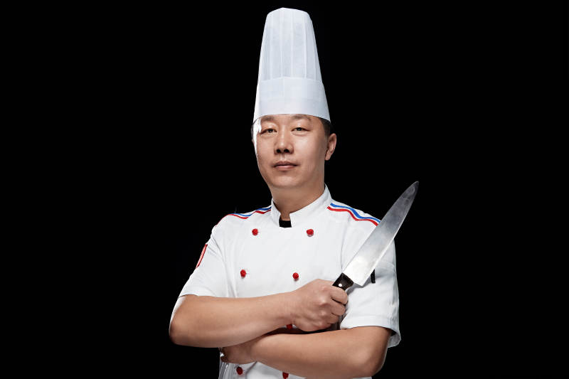 手拿厨师刀的酒店厨师人物形象展示图片