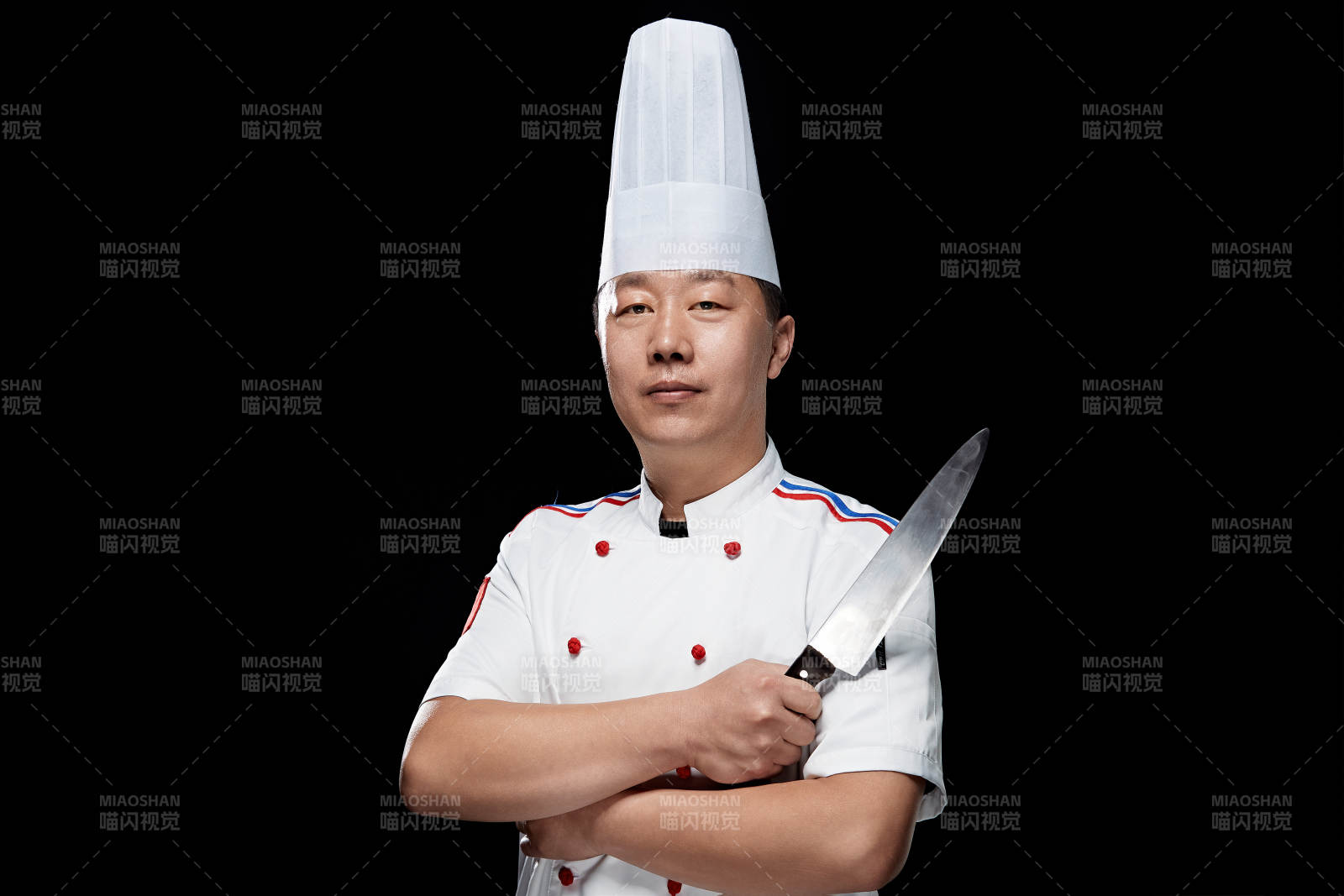 手拿厨师刀的酒店厨师人物形象展示图片