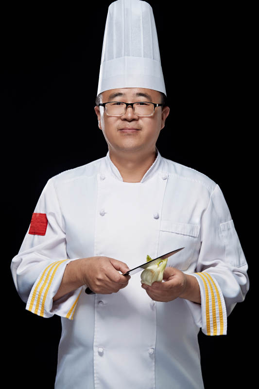 手拿厨师刀的凉菜厨师人物形象展示图片