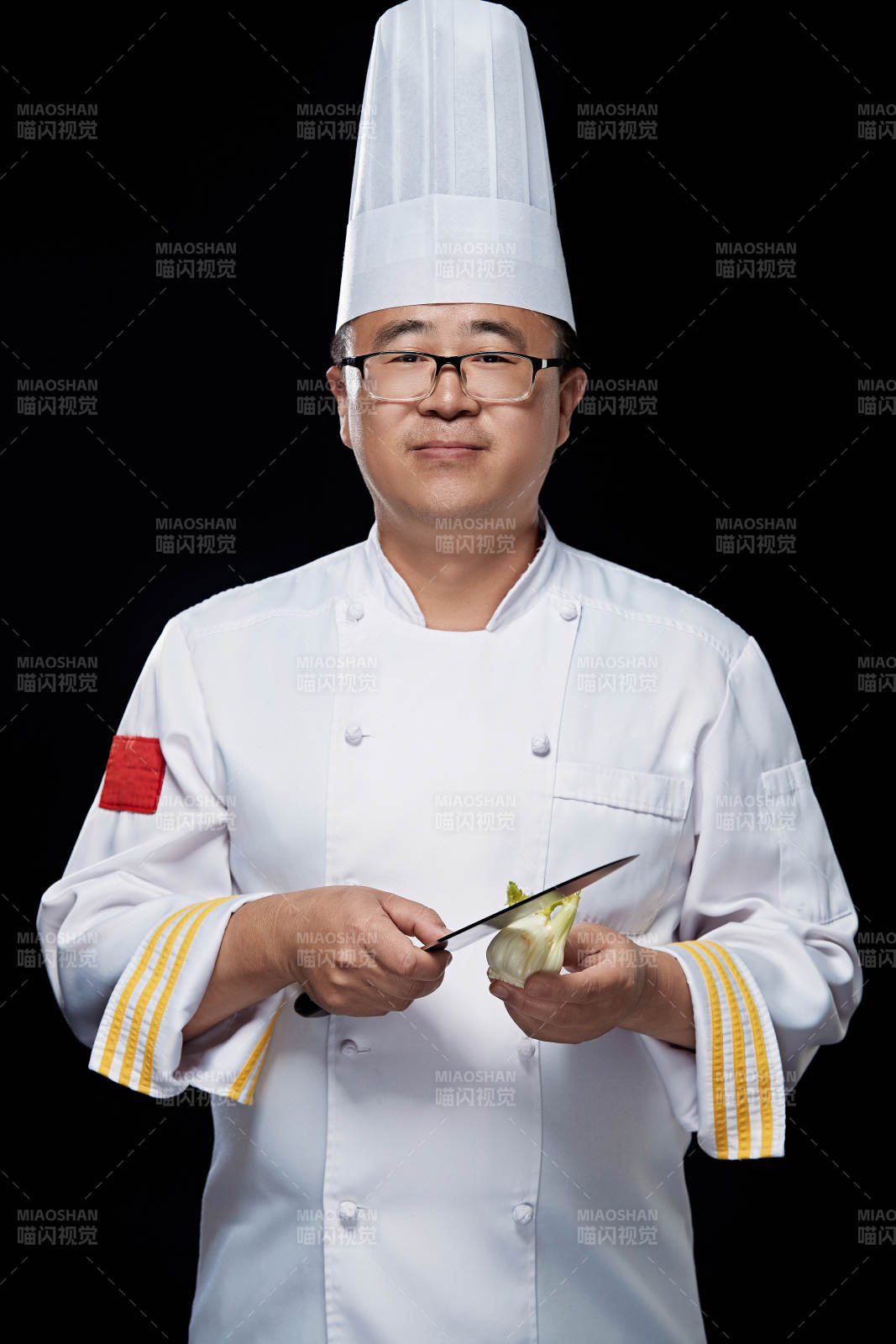 手拿厨师刀的凉菜厨师人物形象展示图片