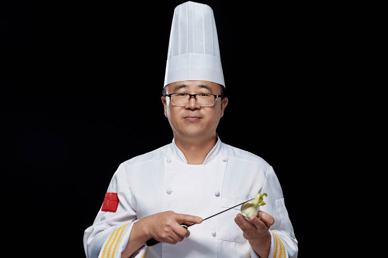 手拿厨师刀的凉菜厨师人物形象展示图片
