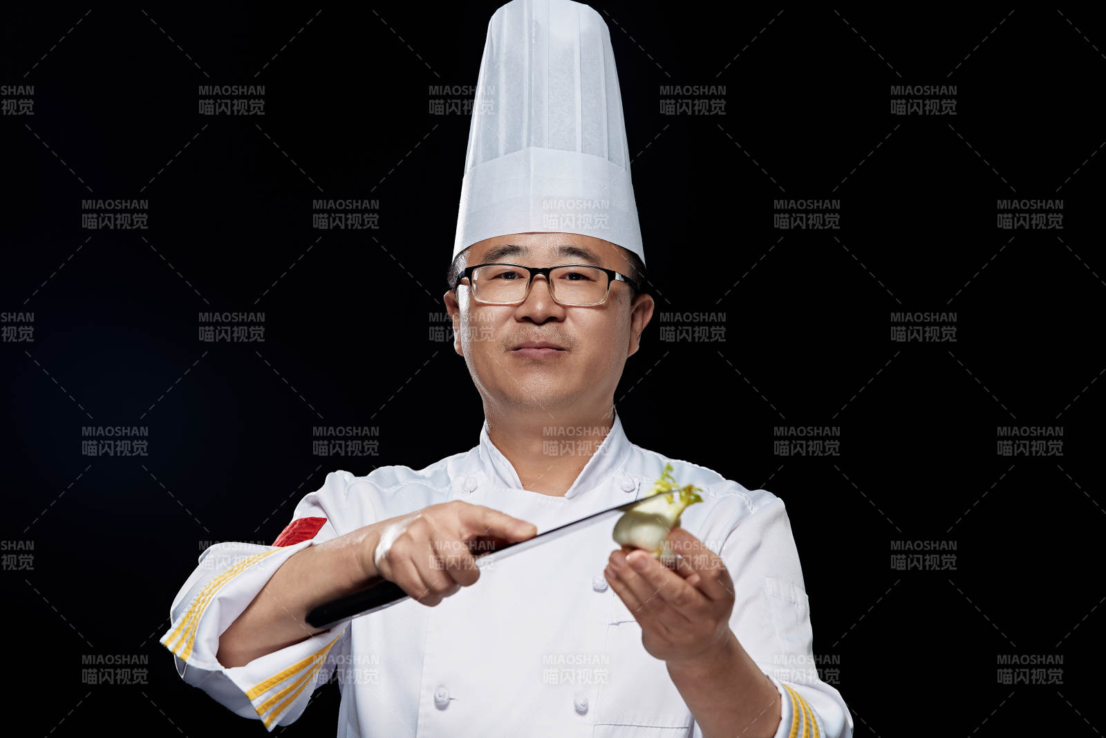 手拿厨师刀的凉菜厨师人物形象展示图片