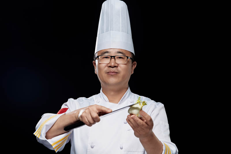 手拿厨师刀的凉菜厨师人物形象展示图片