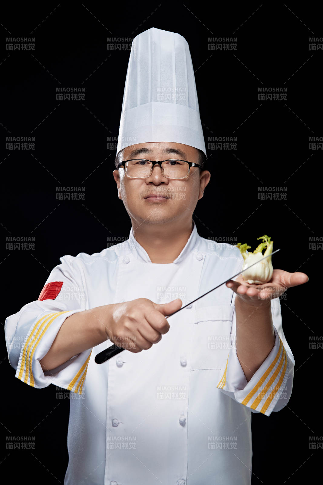 手拿厨师刀的凉菜厨师人物形象展示图片