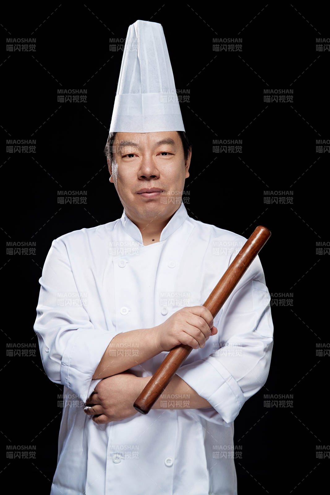 手拿擀面杖的面点厨师人物形象展示图片