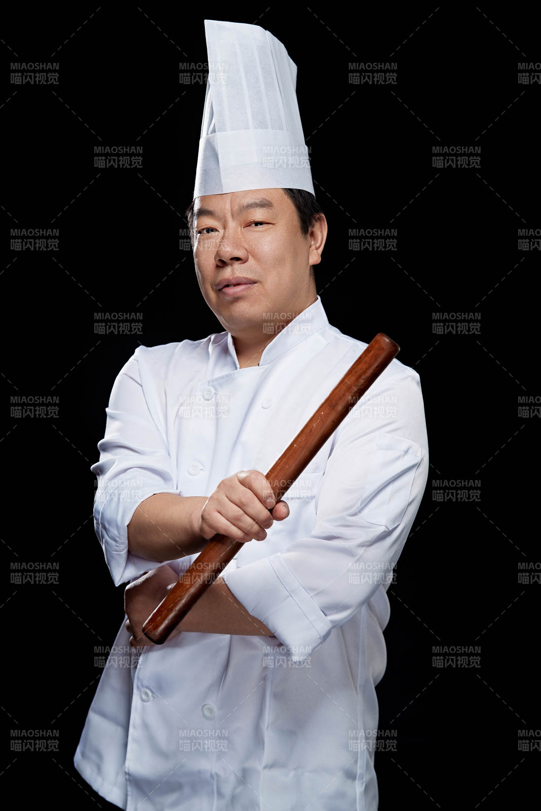 手拿擀面杖的面点厨师人物形象展示图片