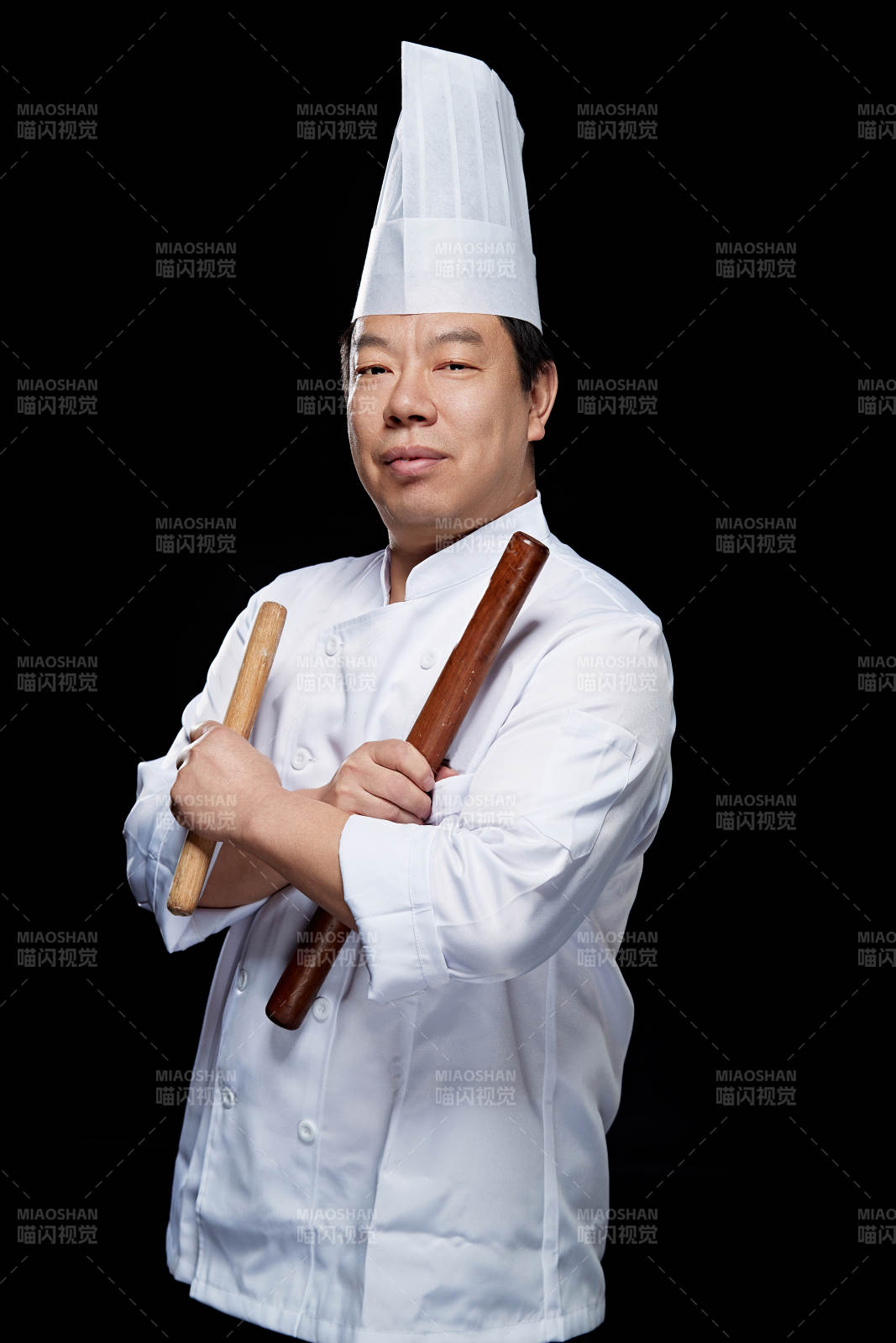 手拿擀面杖的面点厨师人物形象展示图片