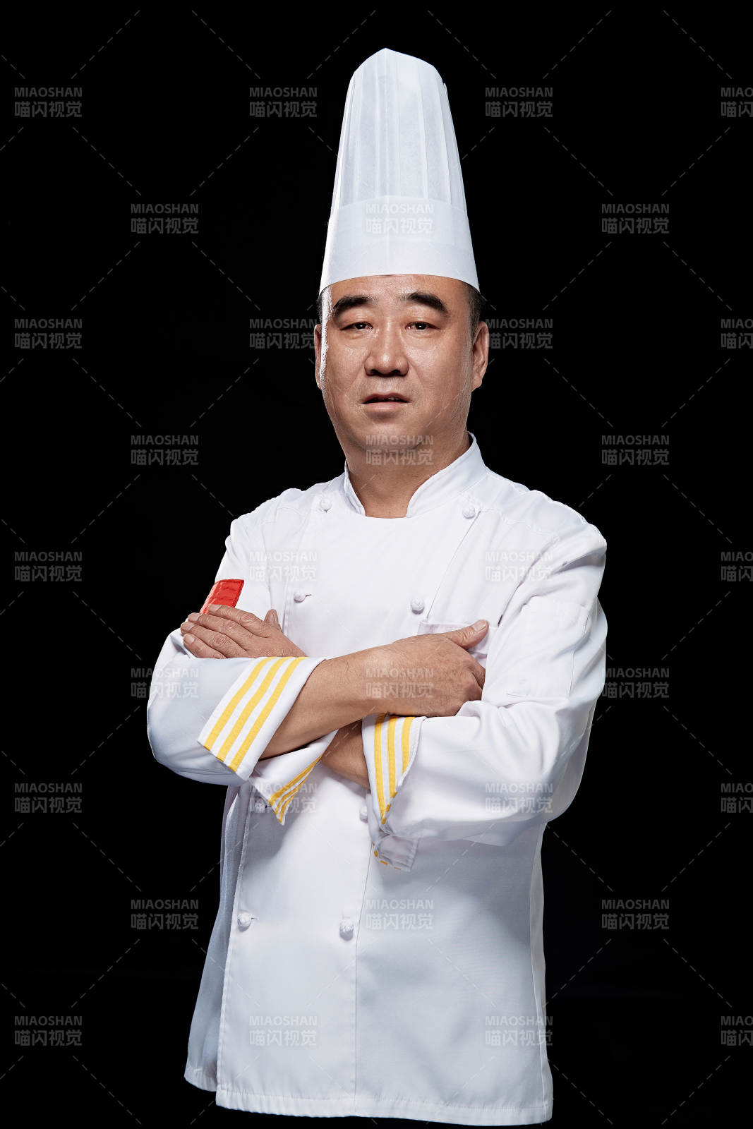黑色背景下的酒店行政主厨形象图片
