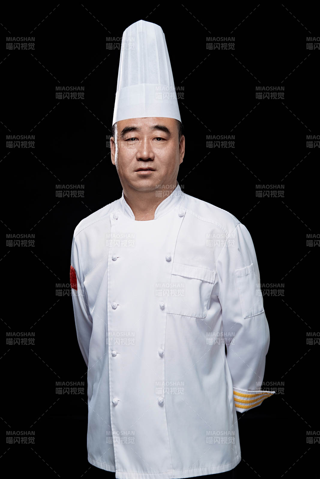 黑色背景下的酒店行政主厨形象图片
