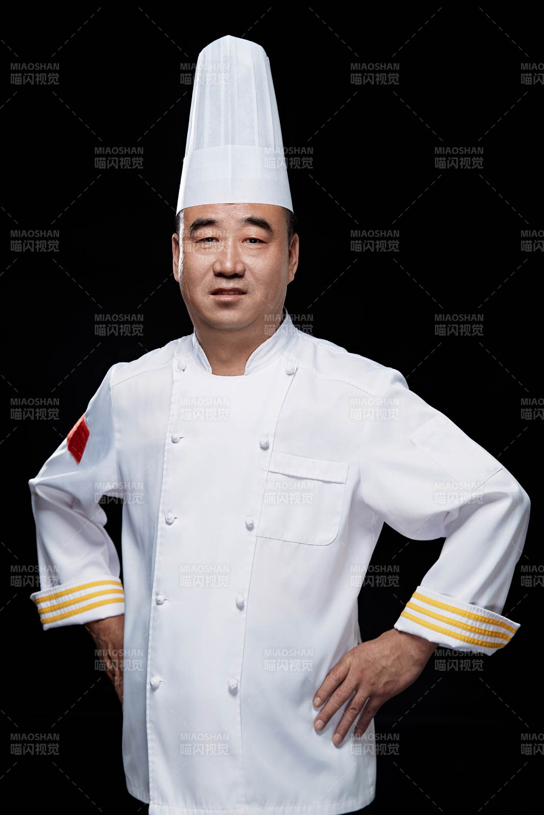 黑色背景下的酒店行政主厨形象图片