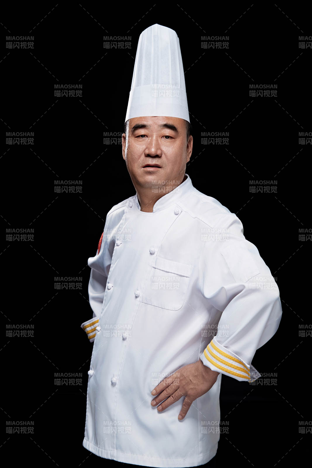 黑色背景下的酒店行政主厨形象图片