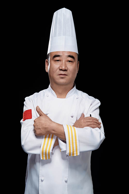 黑色背景下的酒店行政主厨形象图片