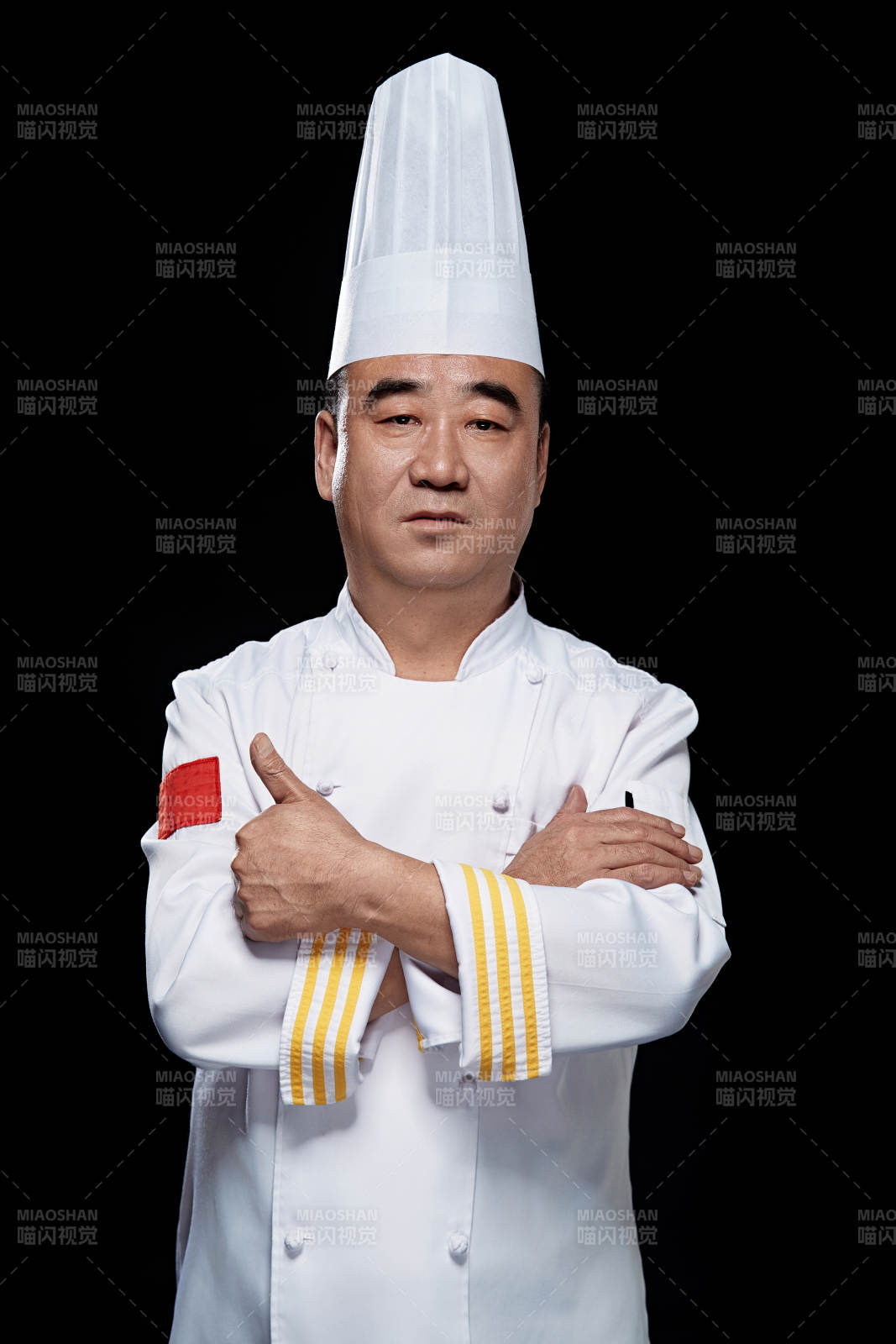 黑色背景下的酒店行政主厨形象图片